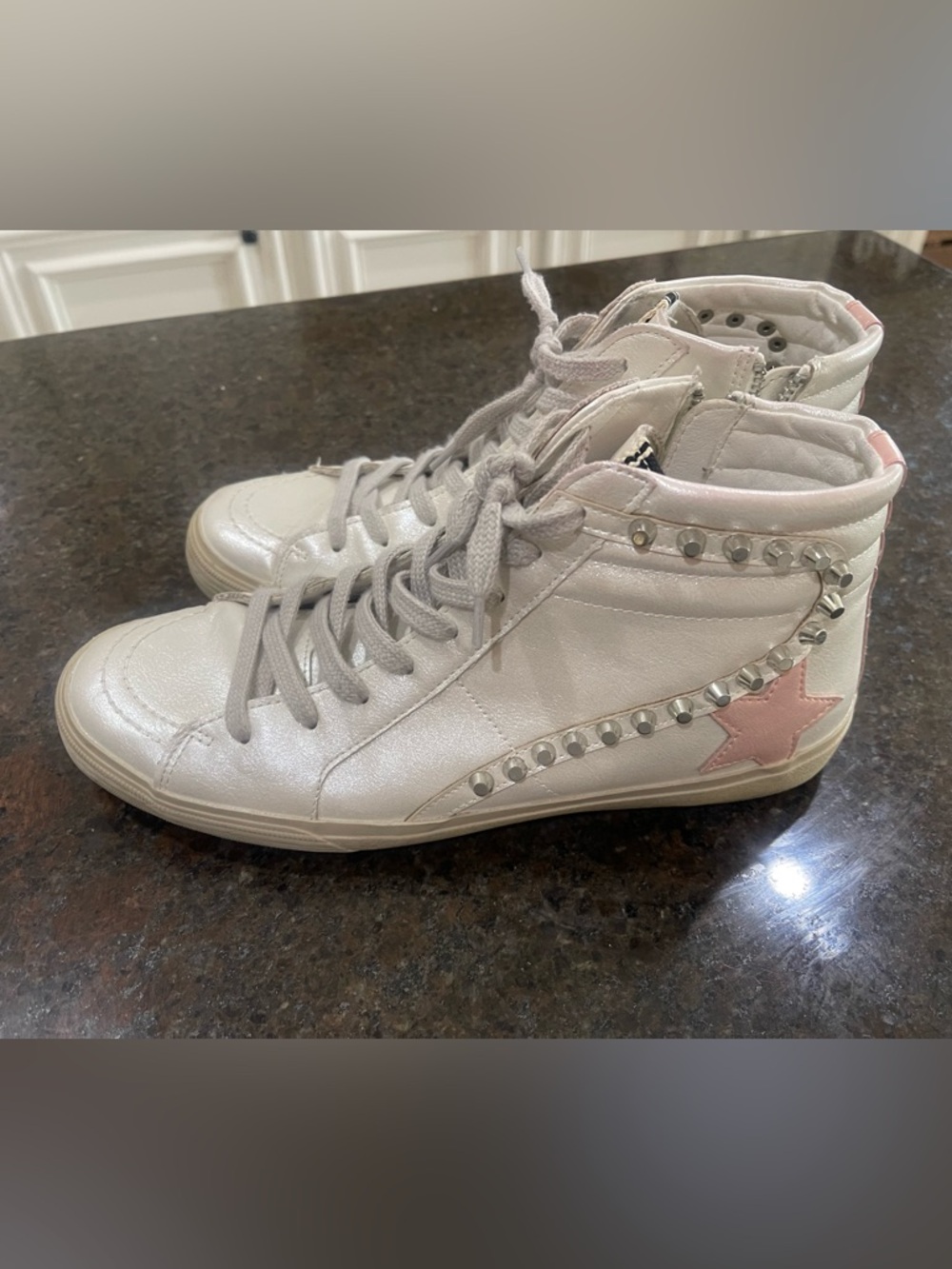 ShuShop White High-Top Sneakers with Pink Star Accent and Stud Trim